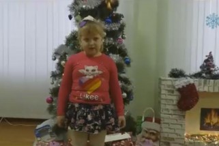 Фото: "Читаем стихи Деду Морозу". Надежда Драбко , 6 лет, аг. Гуды (видео)