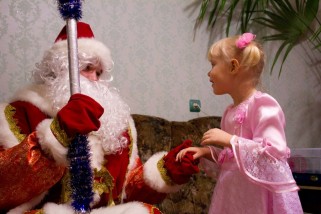 Фото: В Лиде дети, чтобы не заразить Деда Мороза коронавирусом, читали ему стихи дистанционно. Кто скреативил больше?