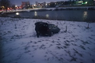 Фото: В Лиде 72-летний водитель завел автомобиль и едва не оказался в озере