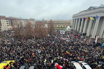 Фото: Необычная акция протеста проходит у здания парламента Литвы. Зачем студенты принесли туда гроб? Фото: Необычная акция протеста проходит у здания парламента Литвы. Зачем студенты принесли туда гроб?
