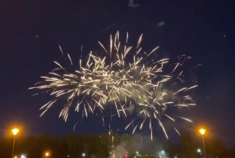 Фото: Завершением праздника в Лиде стала общереспубликанская акция «Споём «День Победы» и красочный фейерверк