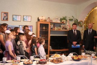 Фото: В Лиде дома семейного типа с подарками посетил депутат Палаты представителей Национального собрания Валерий Мицкевич