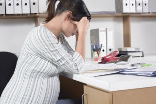 Фото: Беременную женщину уволили с работы. Имеет ли она право вернуть трудовое место?