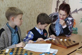 Фото: Лидчанка Роза Кравцова, которая в следующем году отметит 70-летний юбилей, с удовольствием ходит на работу и радуется победам юных шахматистов