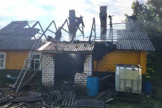 Фото: В Лидском районе горели два дачных дома. Хозяин одного из них получил ожоги