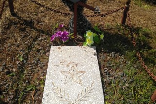 Фото: Коллектив Можейковской средней школы благоустроил могилы на кладбище в д. Гостиловцы