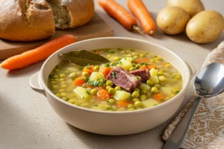 Фото: Классика домашнего обеда: рецепт горохового супа с курицей