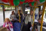 Фото: В Лиде педагоги Лидской детской школы искусств исполняли песни на военную тематику в общественном транспорте