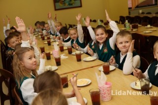 Фото: В лидской школе №9 проверили, как соблюдаются стандарты детского питания