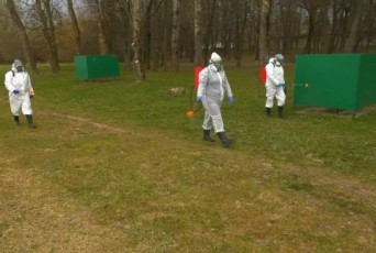 Фото: Специалисты Лидского зонального центра гигиены и эпидемиологии активно проводят обработки территорий