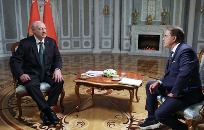 Фото: Александр Лукашенко дает интервью журналисту телеканала RT Рику Санчесу