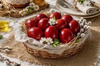 Фото: Яйца ярче спелой вишни к Пасхе 2026. Раскрыт легкий способ окрашивания