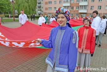 Фото: Свяшчэнная трыяда. Лідчане адзначылі Дзень Дзяржаўнага сцяга, герба і гімна Рэспублікі Беларусь