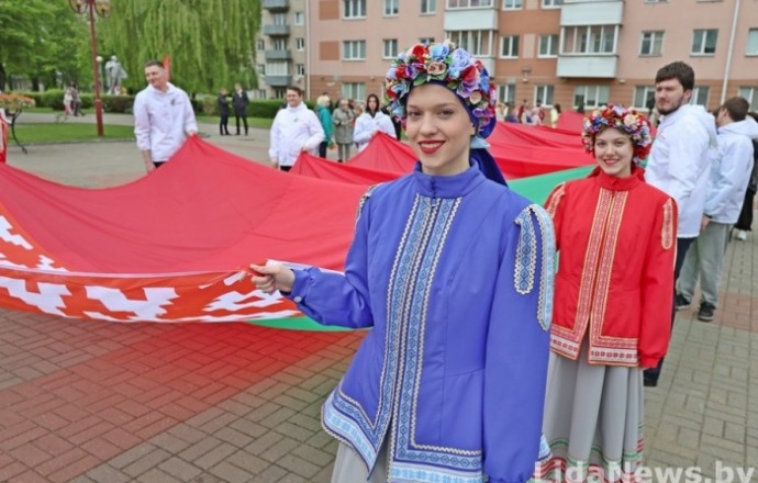 Фото: Свяшчэнная трыяда. Лідчане адзначылі Дзень Дзяржаўнага сцяга, герба і гімна Рэспублікі Беларусь