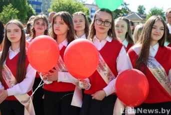 Фото: Прозвенел последний звонок в лицее №1 города Лиды
