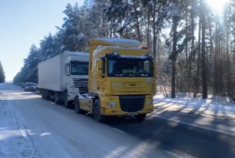 Фото: Сотрудники ГАИ помогли водителю, попавшему в беду на дороге