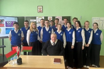 Фото: "Героев надо знать в лицо": школьники Лидчины пообщались с заслуженным аграрием Казимиром Рахатко