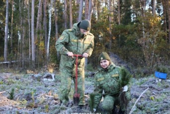 Фото: Лидские пограничники приняли участие в акции "Дай лесу новае жыццё"