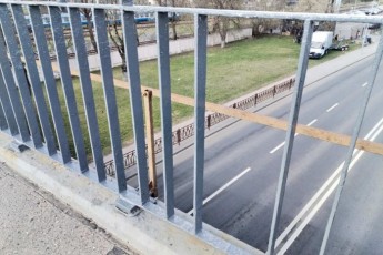 Фото: Лидчанка переживает, что через ограждение на путепроводе может выпасть ребенок 