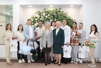 Фото: День семьи, полный любви: в лидском загсе торжественно зарегистрировали сразу пятерых новорожденных!