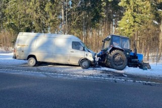 Фото: В Ивьевском районе легковушка на М6 столкнулась с трактором, оба водителя в больнице