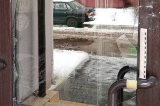 Фото: Мужчина в Лиде разбил стекло входной двери