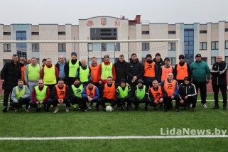 Фото: Лидские футбольные легенды вновь на поле 