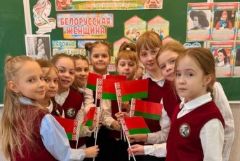 Фото: Тематический урок «Белорусская женщина — символ силы и вдохновения» объединил школы Лидчины