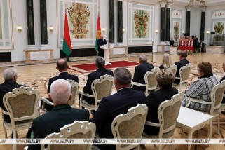 Фото: «Страна ценит ваши усилия». Александр Лукашенко в преддверии Дня народного единства вручил государственные награды