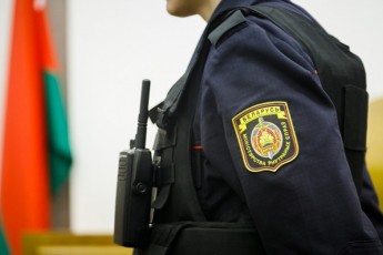 Фото: Гуляющих после 23:00 детей могут забрать в отделение милиции – что нужно знать родителям 