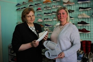 Фото: Сенатор встретилась с трудовым коллективом обувной фабрики
