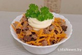 Фото: Хрустящий салат с морковью, мясом и сухариками: готовим за 10 минут