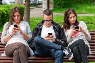 Фото: Текстовая шея, синдром сухого глаза и «смартфонный палец». Чем чревата зависимость от гаджетов