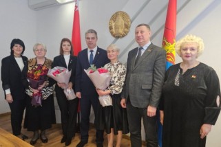 Фото: Александр Версоцкий поздравил лидчанок — лауреатов премии имени Александра Дубко