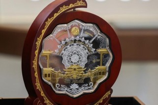 Фото: Нацбанк выпустил самую большую памятную монету весом в 1,5 кг. Есть ли на нее спрос?