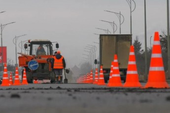 Фото: Работники ДЭП Лидского ГУП ЖКХ начали ямочный ремонт дорожного полотна городских улиц