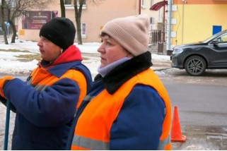 Фото: Уборщик территорий Лидского ГУП ЖКХ Ирина Бичель трудится во благо чистоты Фото: Уборщик территорий Лидского ГУП ЖКХ Ирина Бичель трудится во благо чистоты