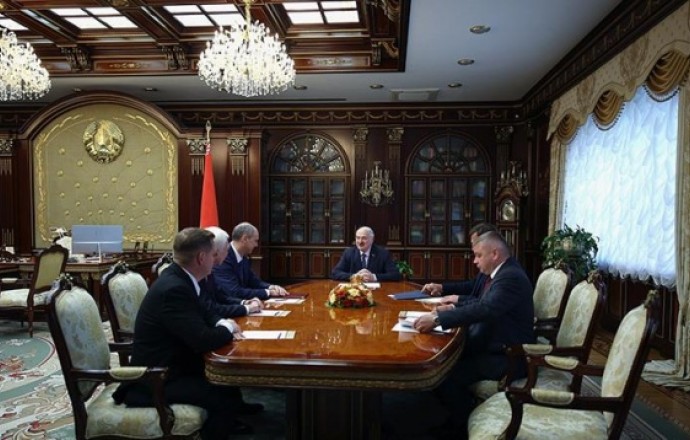 Фото: Александр Лукашенко на встрече с российским губернатором предложил подставить плечо в нефтепереработке