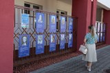 Фото: Уличная выставка «Великие люди о духовном» открылась у стен Лидского историко-художественного музея