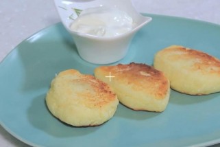 Фото: Разнообразьте привычное блюдо: рецепт сырников с вареной сгущенкой