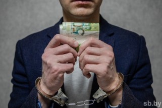 Фото: В Лиде 72-летний водитель пытался откупиться от милиционера за украденное топливо 