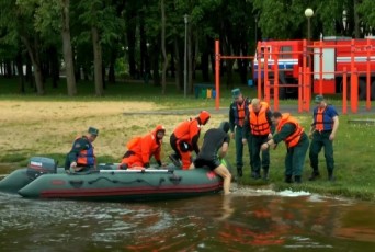 Фото: Сотрудники Лидского РОЧС совместно со спасателями напомнили правила поведения на воде