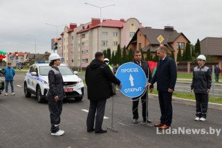 Фото: Поехали! В Лиде по улице Рыбиновского торжественно дан старт автомобильному движению