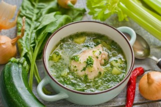 Фото: Полезный обед за 20 минут: рецепт куриного супа со шпинатом