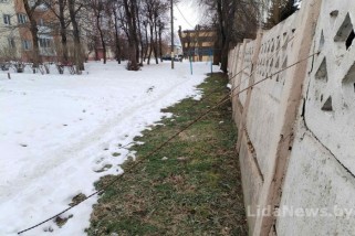Фото: Лидчанка обеспокоена состоянием бетонного забора в центре города