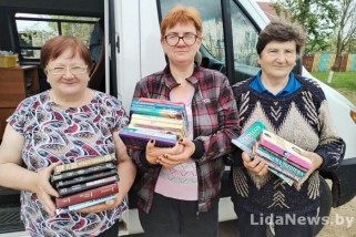 Фото: Романы для Жанны и детективы для Николая. Репортаж из библиотеки на колесах