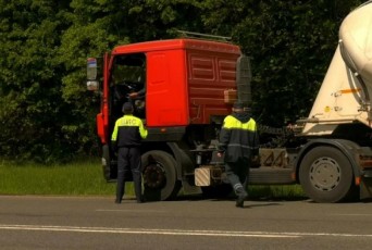 Фото: Рейд по выявлению правонарушений со стороны водителей грузовых транспортных средств с прицепами Фото: Рейд по выявлению правонарушений со стороны водителей грузовых транспортных средств с прицепами