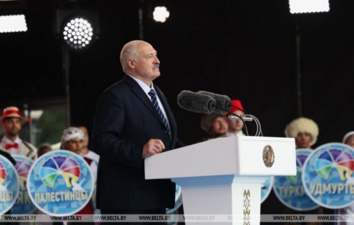 Фото: Александр Лукашенко на фестивале национальных культур: вы все наши, вы - белорусы, берегите свой край Фото: Александр Лукашенко на фестивале национальных культур: вы все наши, вы - белорусы, берегите свой край