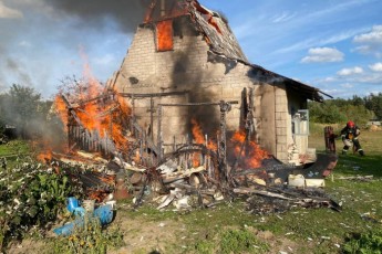 Фото: В деревне Островля горел дачный дом Фото: В деревне Островля горел дачный дом