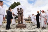 Фото: Скульптурная композиция "Алесь и Алеся" появилась в Костюковичах 